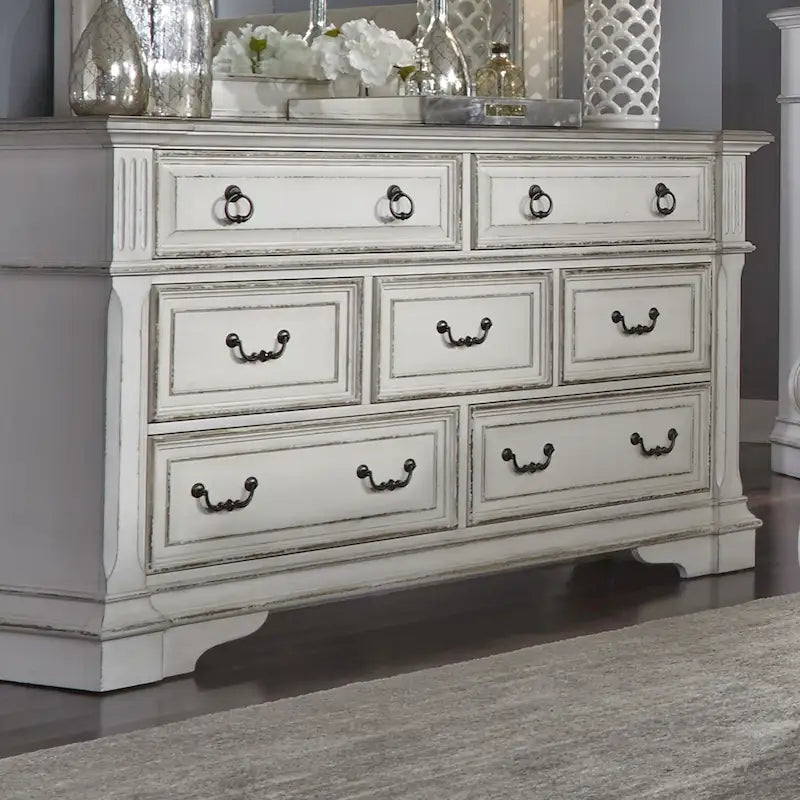 La commode à 7 tiroirs marron vieilli et blanc antique