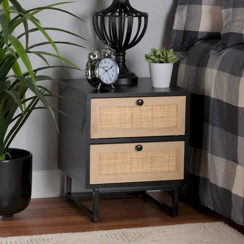 Table d'appoint à 2 tiroirs en bois au fini brun expresso et rotin naturel, style moderne du milieu du siècle