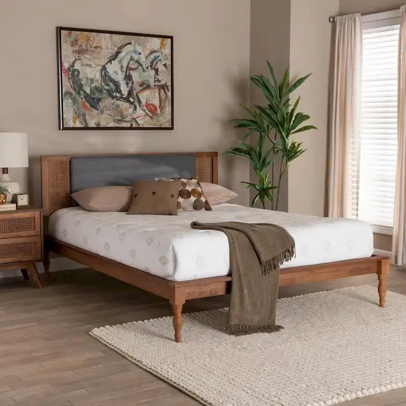 Lit plateforme moderne du milieu du siècle en tissu gris foncé et bois de noyer.