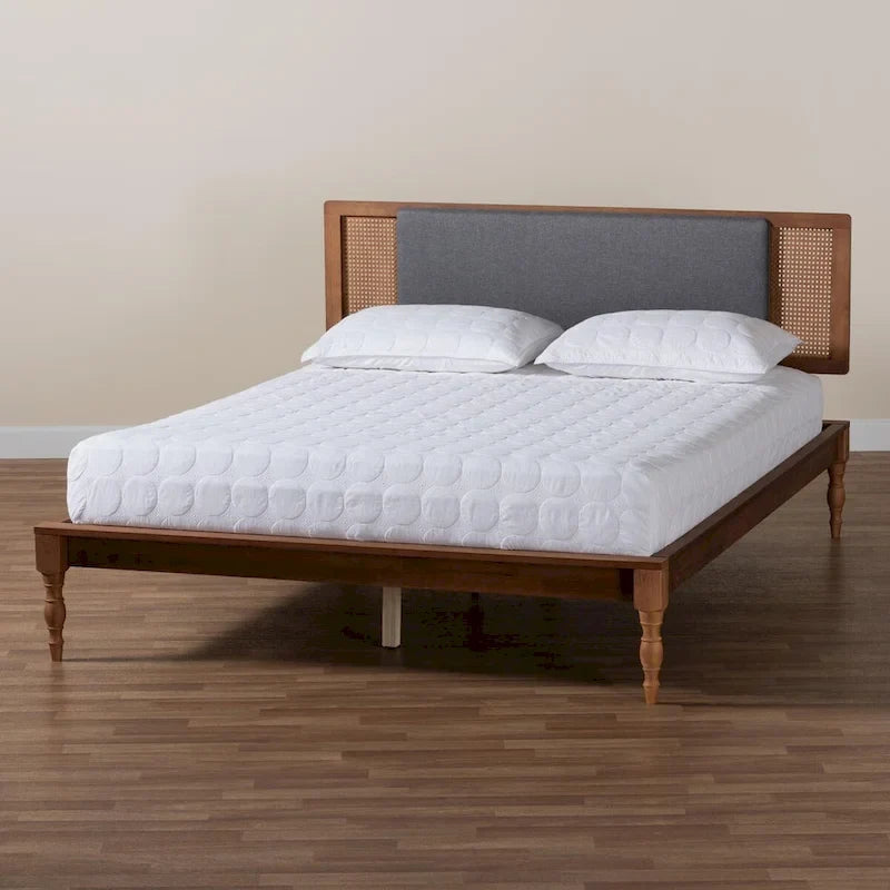 Lit plateforme moderne du milieu du siècle en tissu gris foncé et bois de noyer.