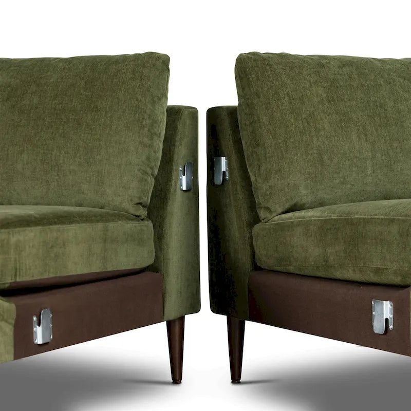 Canapé d'angle avec très longue méridienne en velours vert vieilli