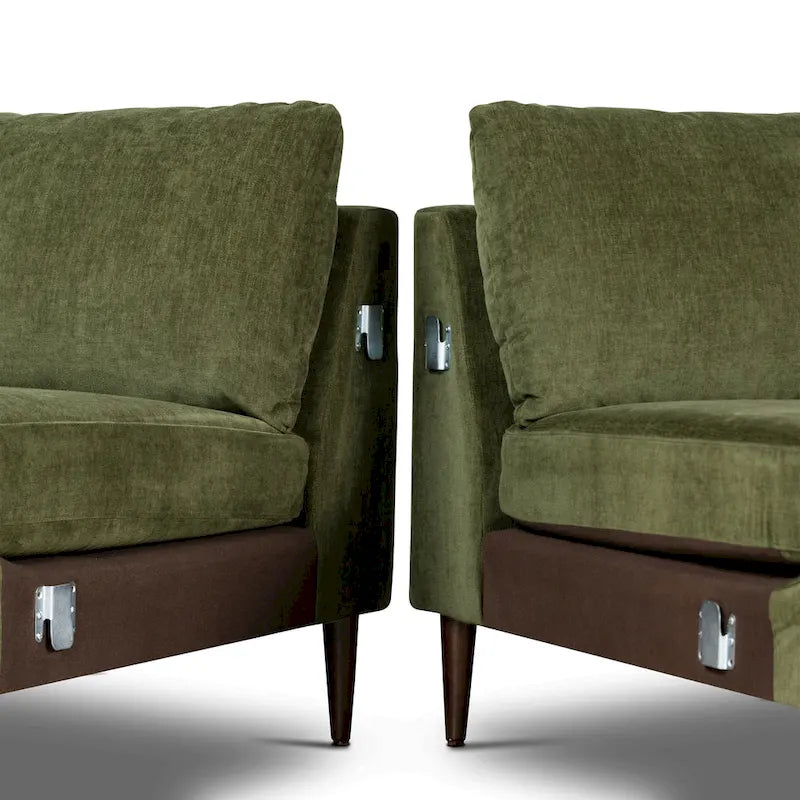 Canapé d'angle avec très longue méridienne en velours vert vieilli